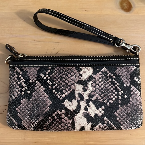 Dooney & Bourke Black Patent Leather & Snakeskin Wristlet. New without tags - Picture 4 of 9